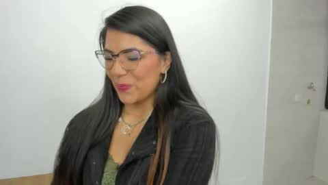 Snapshot of luna_dumont chatting on 05/14/26, 11:06 luna online show from 05/14/26, 11:06