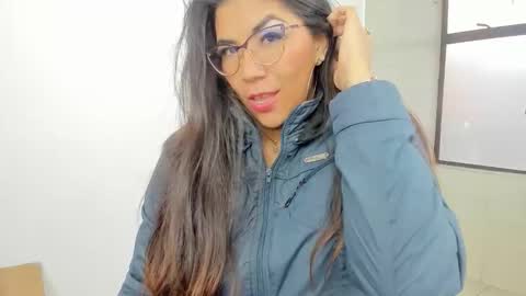 Snapshot of luna_dumont chatting on 05/21/26, 11:17 luna online show from 05/21/26, 11:17