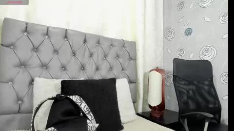 Luna Eva online show from 10/25/25, 12:56