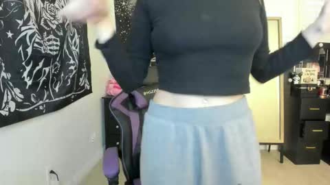 Luna online show from 11/26/25, 12:22