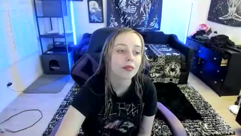 Snapshot of luna_lovelyy chatting on 04/20/26, 02:14 Luna online show from 04/20/26, 02:14