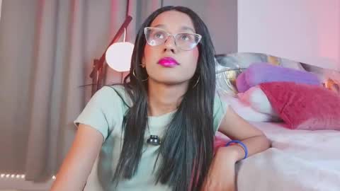 luna_valen online show from 11/21/25, 08:18