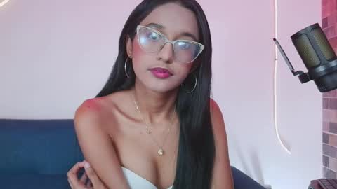 luna_valen online show from 05/15/26, 04:08