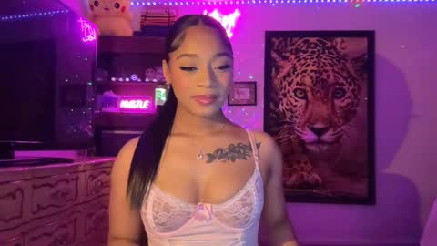 lunaa_11 online show from 05/15/26, 05:47