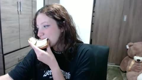 Snapshot of lunaa_sub chatting on 10/27/25, 04:55 lunaa_sub online show from 10/27/25, 04:55