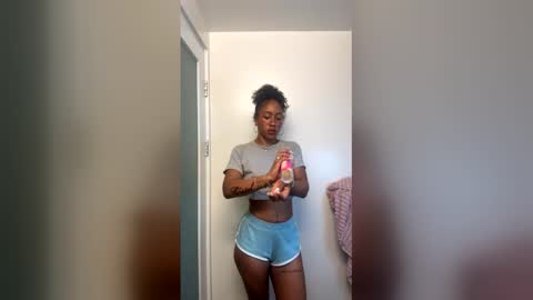 lunaalighttt online show from 04/10/26, 01:55