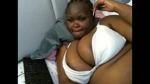 lunabloom01 online show from 11/11/25, 09:15