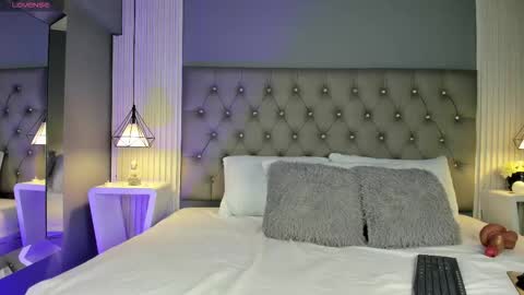 Luna  online show from 11/22/25, 05:01