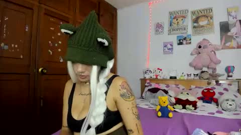 lunacristal_moon online show from 10/12/25, 05:17