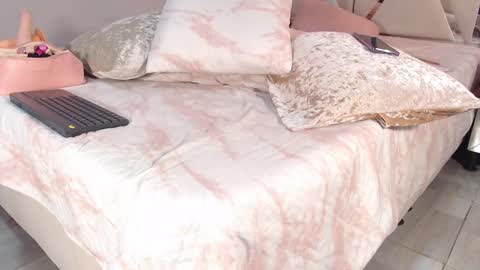 Snapshot of lunaflorez_ chatting on 12/22/24, 07:31 LUNA online show from 12/22/24, 07:31