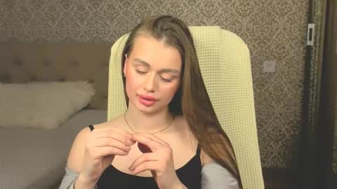 Snapshot of lunafox__ chatting on 02/20/26, 12:05 Sophie online show from 02/20/26, 12:05