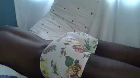 lunalove22_ online show from 10/31/25, 04:35