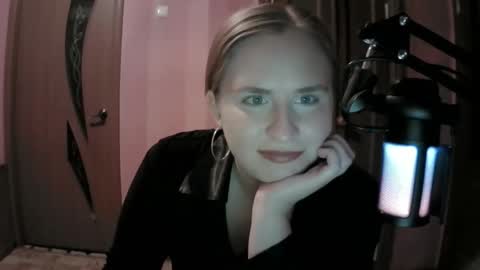 lunamystique_ online show from 10/01/25, 06:58