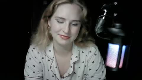 lunamystique_ online show from 10/06/25, 08:39