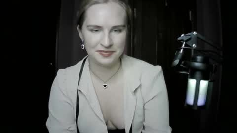 lunamystique_ online show from 10/16/25, 08:21