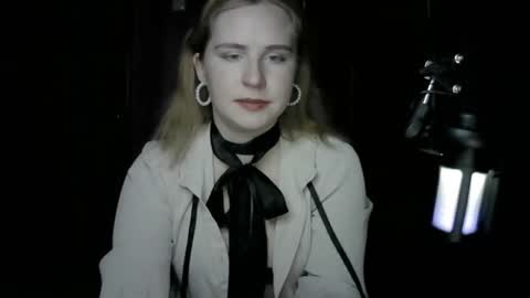 lunamystique_ online show from 10/19/25, 07:47