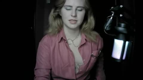 lunamystique_ online show from 10/22/25, 05:24