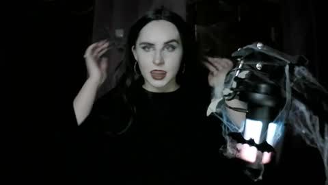 lunamystique_ online show from 10/27/25, 08:24