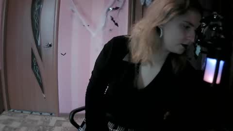 lunamystique_ online show from 11/05/25, 10:04