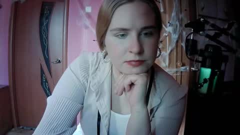 lunamystique_ online show from 11/07/25, 09:53