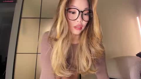 Snapshot of lunaonekiss chatting on 10/26/25, 10:21 Aisha online show from 10/26/25, 10:21