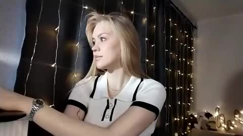 lunapeony online show from 12/05/25, 05:27