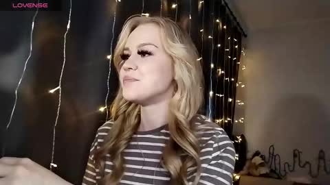 lunapeony online show from 12/16/25, 06:51