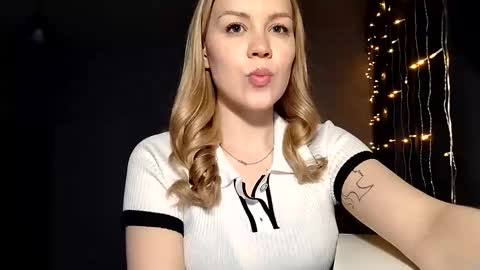 lunapeony online show from 03/18/26, 08:23