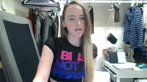 Snapshot of lunapixie2020 chatting on 01/17/25, 11:18 lunapixie2020 online show from 01/17/25, 11:18