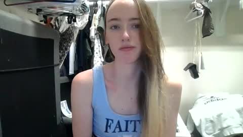 Snapshot of lunapixie2020 chatting on 02/07/25, 06:24 lunapixie2020 online show from 02/07/25, 06:24