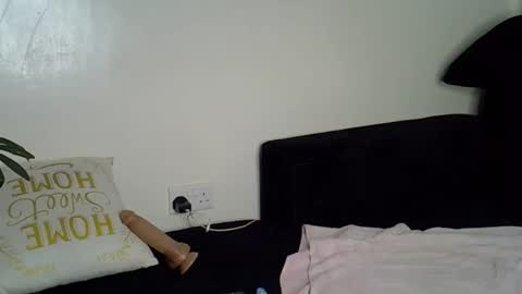 Snapshot of lunar_chocolate000 chatting on 05/18/26, 10:32 Smiley online show from 05/18/26, 10:32