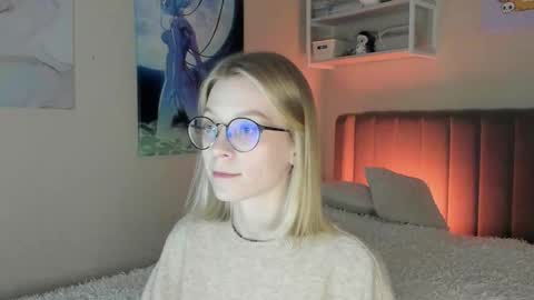 Snapshot of lunar_sofia chatting on 10/24/25, 03:30 Sofia online show from 10/24/25, 03:30