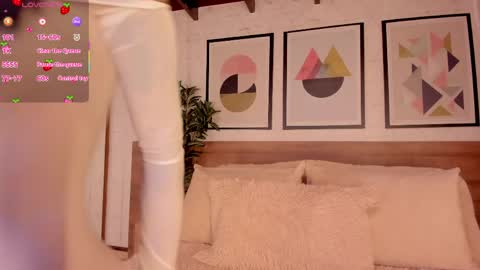 Luna Ruso  online show from 04/12/26, 07:30