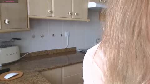 Snapshot of lunary_mix chatting on 09/28/25, 10:31  Luna online show from 09/28/25, 10:31