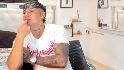 Snapshot of lunay_xtreemboy chatting on 09/26/25, 02:04 Lunay online show from 09/26/25, 02:04