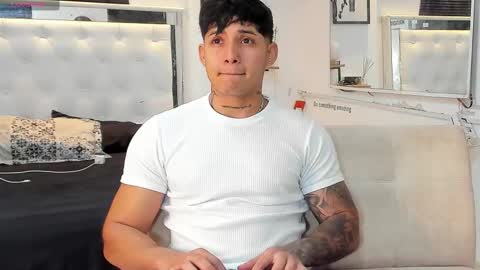 Snapshot of lunay_xtreemboy chatting on 11/25/25, 02:00 Lunay online show from 11/25/25, 02:00