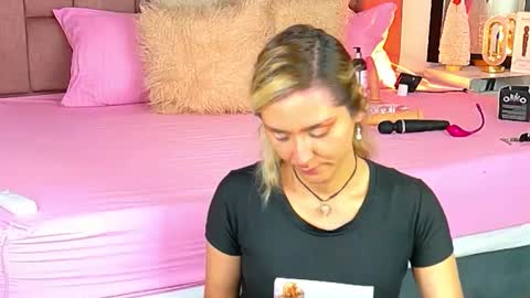 lunitadiva online show from 12/22/25, 02:47