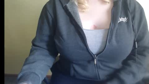 LunoviaXL online show from 11/01/25, 01:02