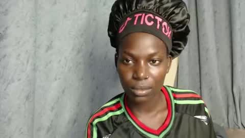 Snapshot of luo_queen chatting on 11/30/25, 07:51 luo_queen online show from 11/30/25, 07:51