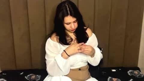 Lora online show from 04/04/26, 11:08