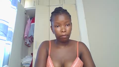 Snapshot of lustrousnerd chatting on 11/19/25, 07:41 Noreh online show from 11/19/25, 07:41