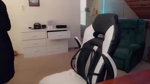 Britney online show from 09/08/25, 06:40