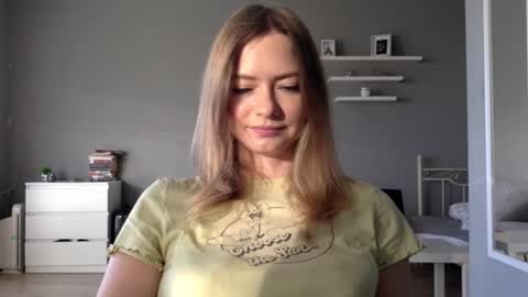 Snapshot of lux_millie chatting on 10/19/25, 02:18 Millie online show from 10/19/25, 02:18