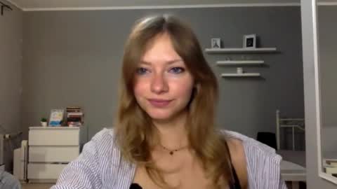 Snapshot of lux_millie chatting on 12/20/25, 03:41 Millie online show from 12/20/25, 03:41