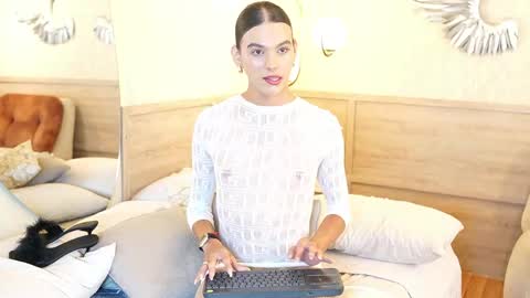 Snapshot of luxa_velvett chatting on 04/25/26, 01:41 Luxa online show from 04/25/26, 01:41