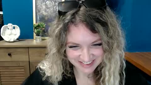 Snapshot of luxdonna chatting on 05/27/26, 07:05 Donna online show from 05/27/26, 07:05