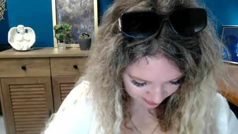 Snapshot of luxdonna chatting on 05/28/26, 06:43 Donna online show from 05/28/26, 06:43