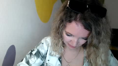 Snapshot of luxdonna chatting on 06/17/26, 09:45 Donna online show from 06/17/26, 09:45