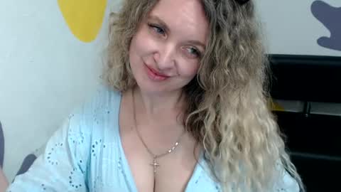 Snapshot of luxdonna chatting on 06/26/26, 02:32 Donna online show from 06/26/26, 02:32