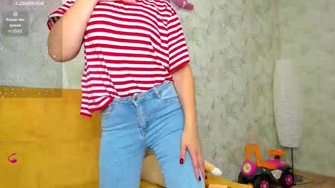 Snapshot of luxiehorny chatting on 11/17/25, 02:12 Lucie online show from 11/17/25, 02:12